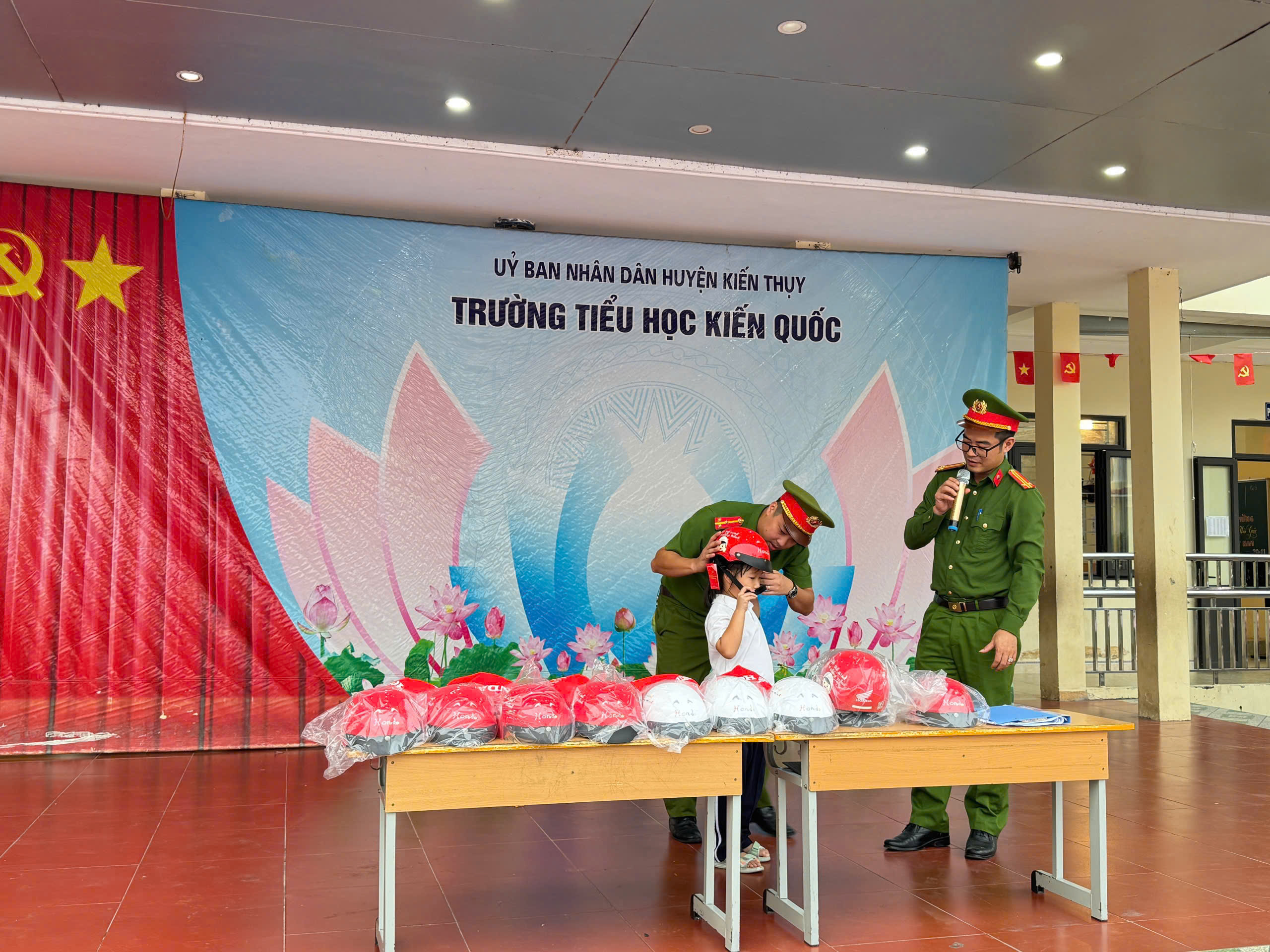 Công an xã Nghi Dương phối hợp tổ chức buổi tuyên truyền về an toàn giao thông tại trường Tiểu học Kiến Quốc